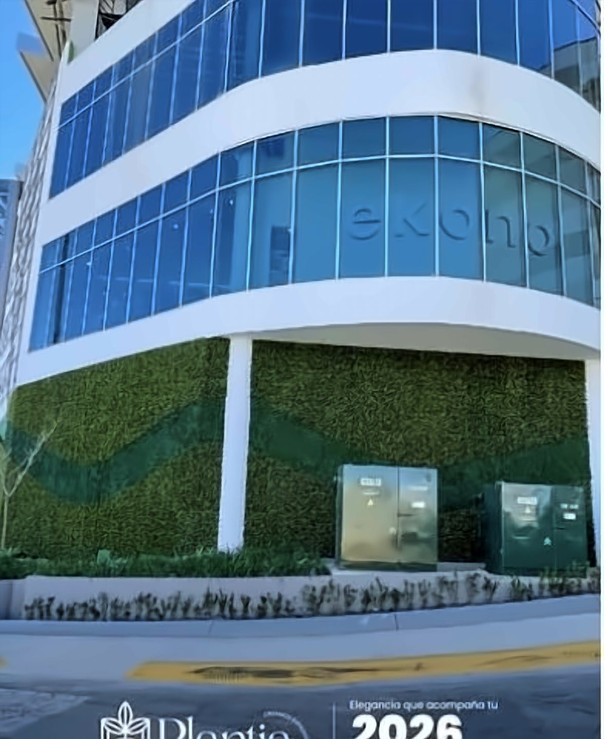Fachada comercial con jardín vertical