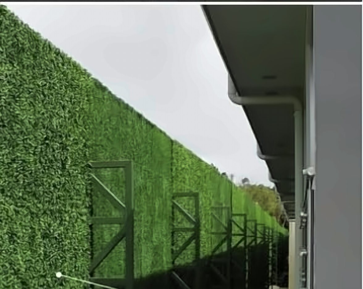 Muro de follaje artificial en pasillo