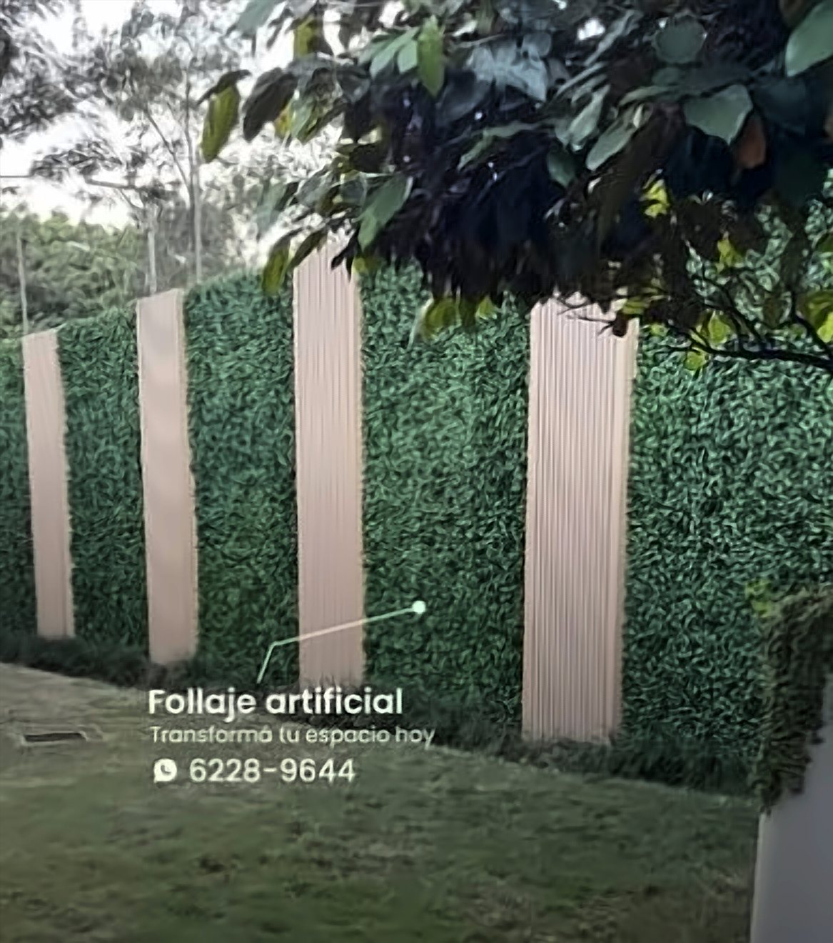 Muro verde con listones de madera